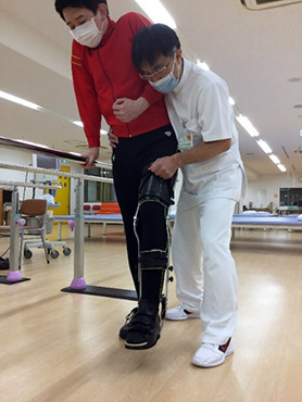 長下肢装具を使用しての歩行訓練